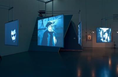 proiezzione di film nell'allestimento della mostra al museo kunst palast di Dsseldorf, 16 luglio - 16 ottobre 2005  Foto: Lothar Milatz, 2005