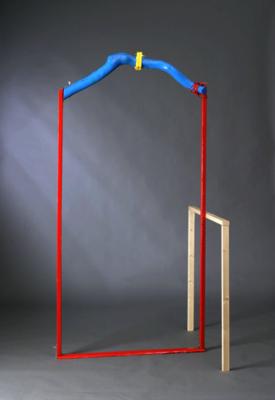  Jimmie Durham - Arch de Triumph for Personal Use (Marseille version) </b>  2002 - legno e pittura 230 x110x110 cm - Collezione dell'artista -  Foto di Rainer Jordan