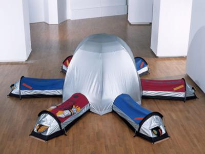 Lucy Orta - Body Architecture - Foyer D - 2002    Poliestere spalmato alluminio, 3 armature in alluminio telescopico, lycra Clerprem Solden, vari tessuti, stampa serigrafica, chiusure lampo, 6 armature  510 x 510 x 190 cm foto di J.J. Crance    Lucy Orta