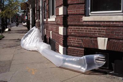 Micheal Rakowitz - paraSITE 1998-in corso. Borse di plastica, tubi in polietilene, ganci, nastro adesivo. Diversi siti urbani a New York, Boston, Cambridge (Massachusetts) e Baltimora Attualmente esposta nell'ambito della mostra 