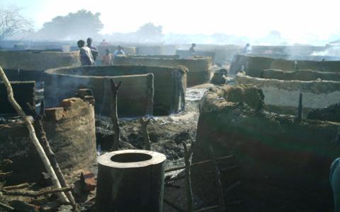 incendio in una bidonville -  2006 AMREF Italia ONLUS 