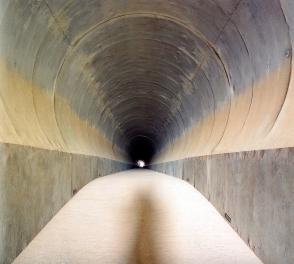  James Turrel, Alpha Tunnel, percorso sotterraneo in parte inclinato, che collega due diversi ambienti del cratere: il Sun/Moon Space con l'Alpha Space.