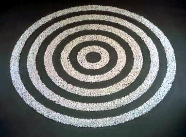 : Richard Long, Small white pebble circles, 1987.